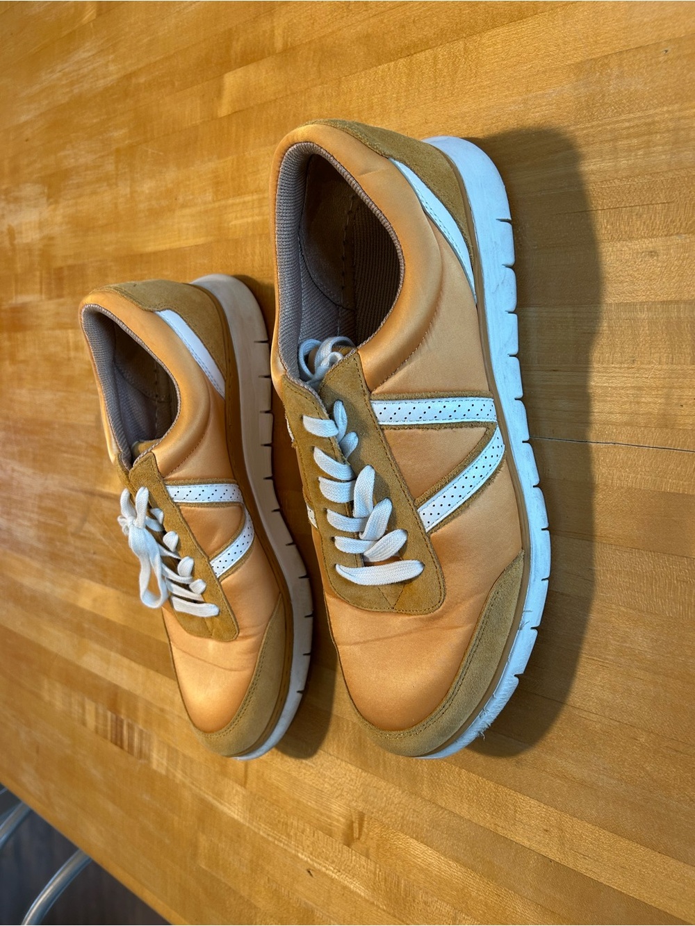 Vionic women’s Sneakers in Gold and White Leather-Trim